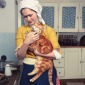 Dienstmagd mit Katze