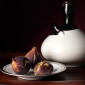 Still life on figs and earthenware